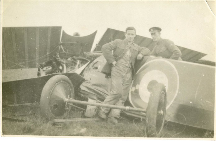 Royal Flying Corpsmen and a crashed Avro 504.