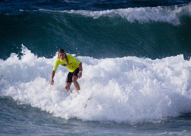 Surfest 2010: Chloe Buckley Finishes a Run