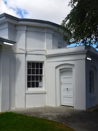 Richmond. The historic Courthouse built by convicts in 1825. Later became the Council Chambers. Date above main door.