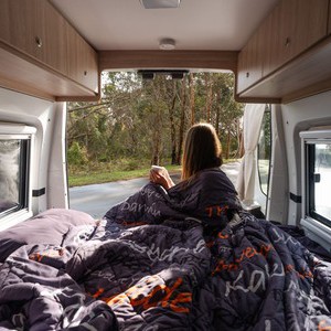 Apollo Hitop AU Woman on Rear Bed