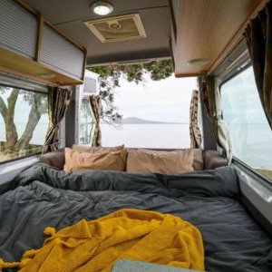 maui-ultima-plus-motorhome-3-berth-au-back-bed