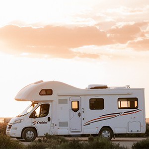 cruisin-deluxe-motorhome-6-berth-exterior-photo-side