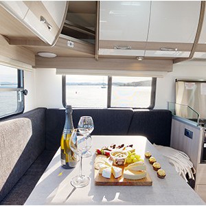 cruisin-deluxe-motorhome-6-berth-living-area