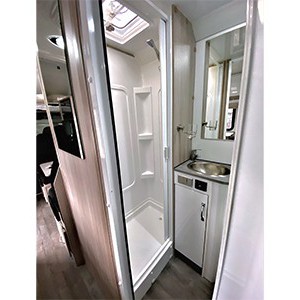 cruisin-deluxe-motorhome-6-berth-shower