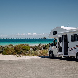 cruisin-deluxe-motorhome-6-berth-side2