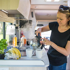 Britz Discovery Campervan – 4 Berth – kitchen