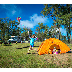 Britz Discovery Campervan – 4 Berth – lifestyle photo (2)