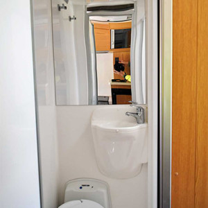 AC Euro Deluxe Motorhome Winnebago – 6 Berth – bathroom