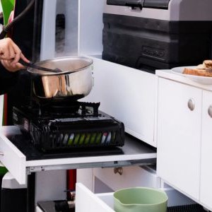 jucy-coaster-campervan-2-berth-au-cooking-outside