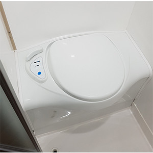 LR Motorhome – 4 Berth – toilet