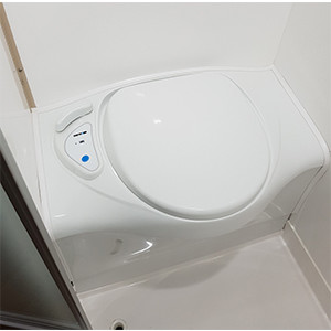 LR Motorhome – 4 Berth – toilet