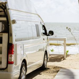 camperman-maxie-deluxe-hightop-campervan-4-berth-au-exterior-back-side