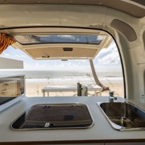 camperman-maxie-deluxe-hightop-campervan-4-berth-au-interior-kitchen