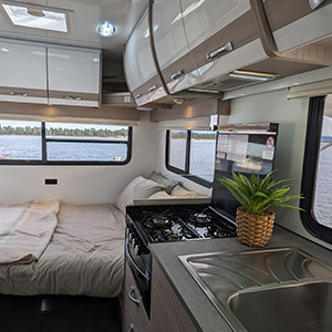 cruisin-deluxe-motorhome-4-berth-interior3