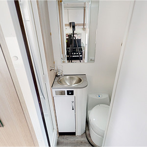 cruisin-deluxe-motorhome-4-berth-toilet-and-shower