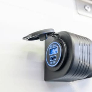 RS Hilux – 2 Berth Sleep Inside Solar