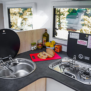 Indie Campers Wander – 4 Berth-kitchen