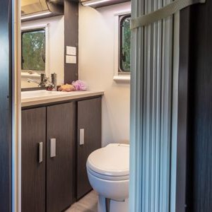 RD 4WD Luxury Campertrailer – 5 Berth Toilet