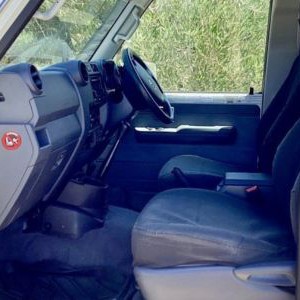 bc-landcruiser-4wd-2-berth-au-interior-cab
