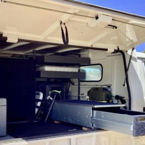 bc-landcruiser-4wd-2-berth-au-interior-side