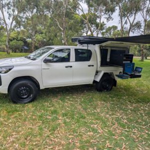 gc-toyoto-hilux-4wd-2-5-berth-au-exterior-open-awnng