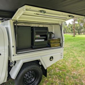 gc-toyoto-hilux-4wd-2-5-berth-au-interior-side